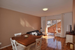 Grande chambre avec une table