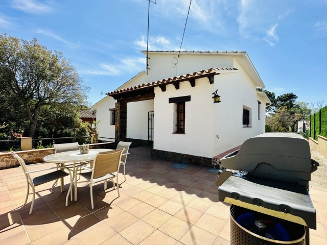 Amplia terraza con barbacoa