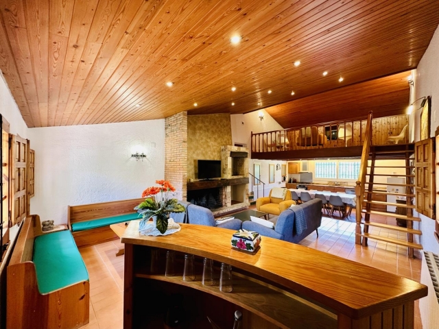 Sala amplia con chimenea