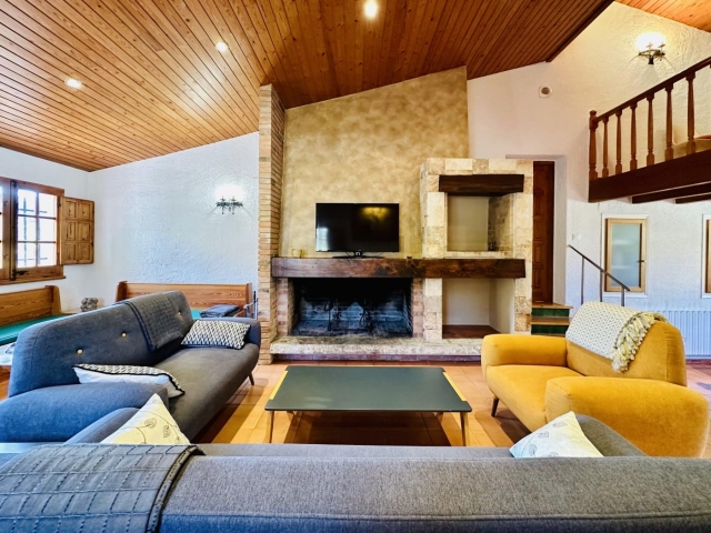 Sala de estar con chimenea