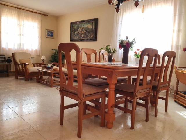 Sala de estar con mesa