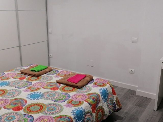 Dormitorio con toallas 