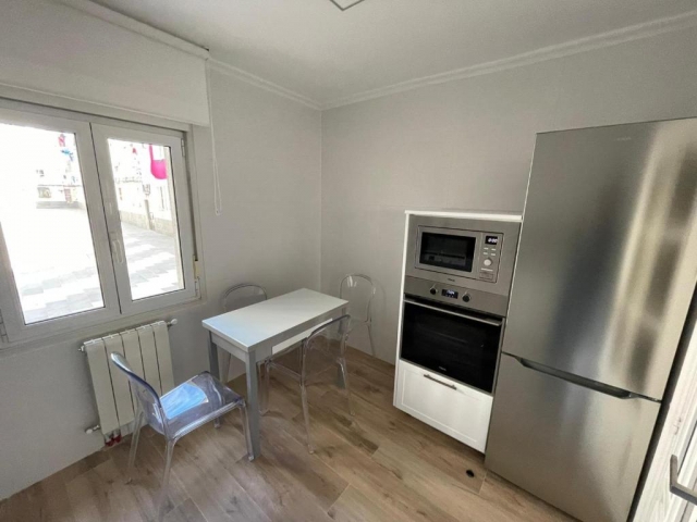 Cocina con mesa blanca