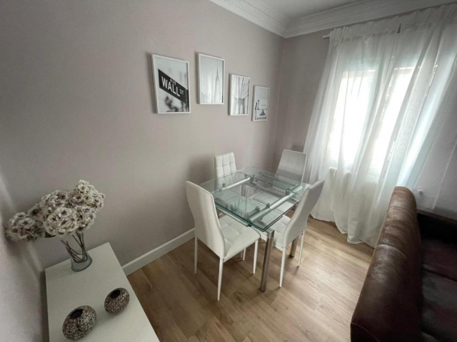 Sala de estar con mesa