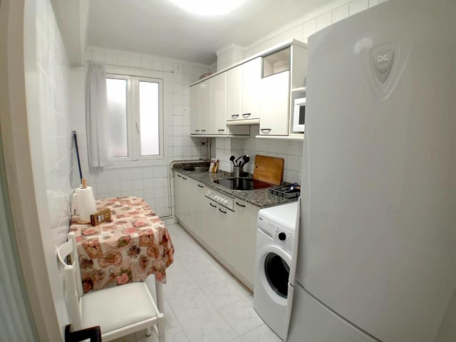 Cocina amplia con mesa