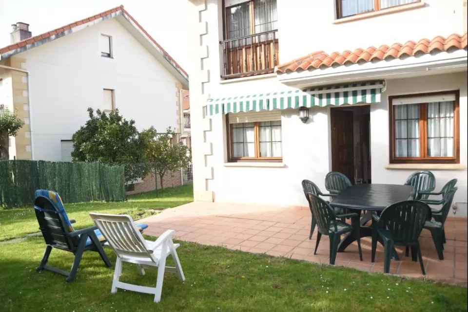 Chalet en urbanización con piscina