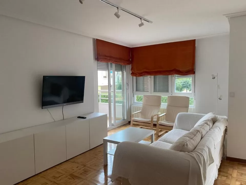 Apartamento a 2 min de la playa, piscina y garaje