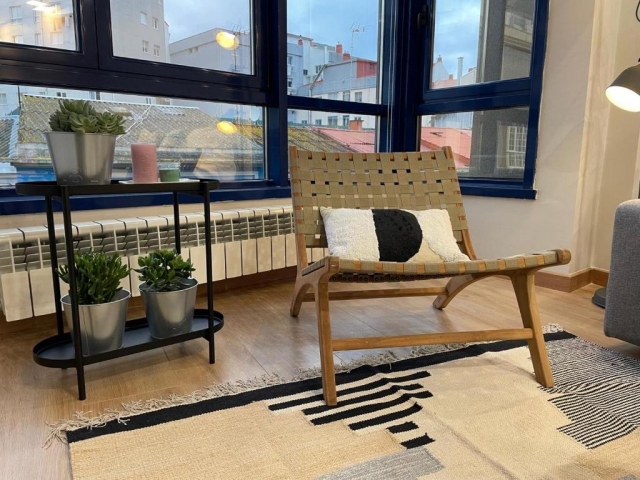 Sala de estar con una silla