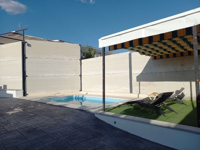 La piscina y porche