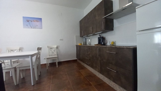 Cocina junto a la mesa