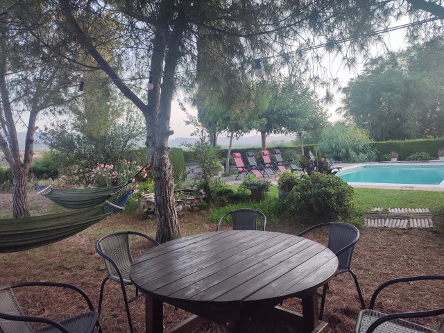 Mesa redonda y piscina