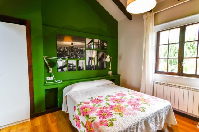 Dormitorio amplio verde