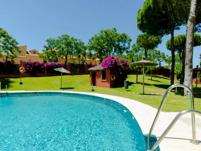 Amplia piscina 