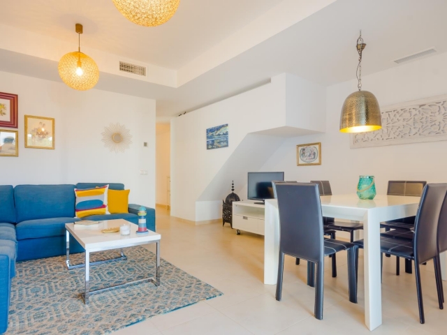 Sala amplia con mesa 