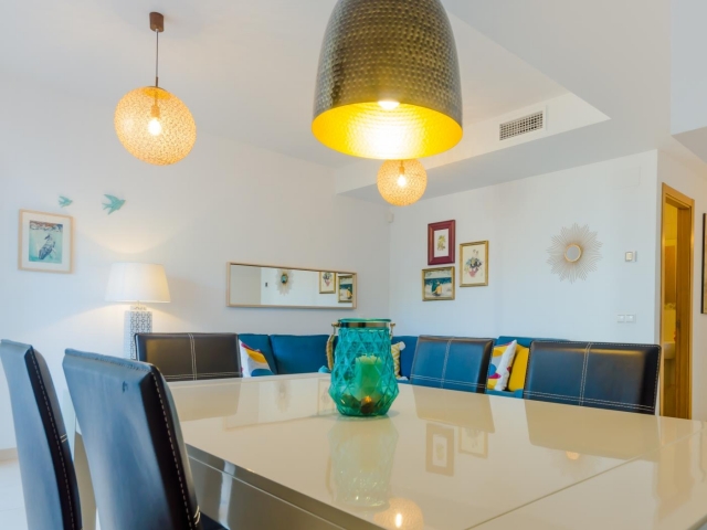 Sala de estar con mesa 