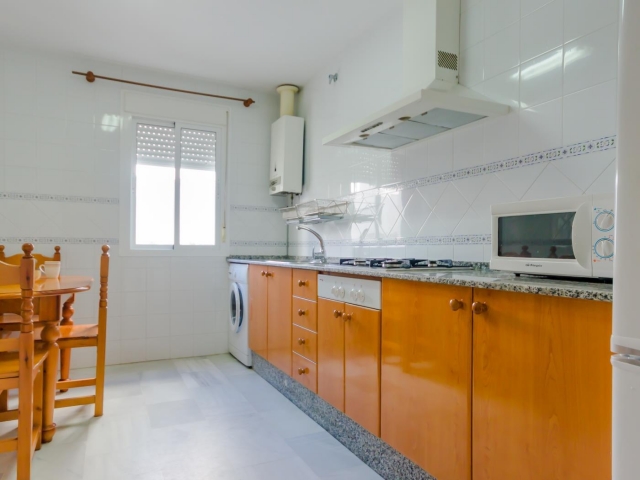 Cocina completa con mesa