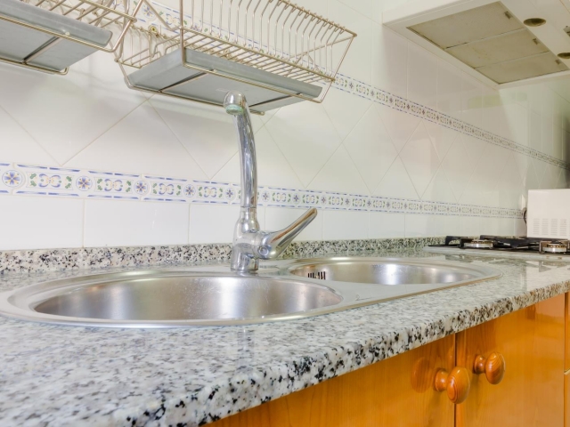 Cocina equipada con pila