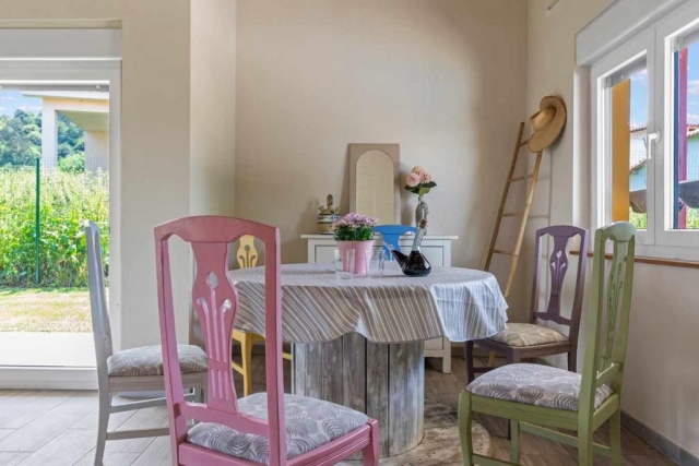 Sala amplia y la mesa 