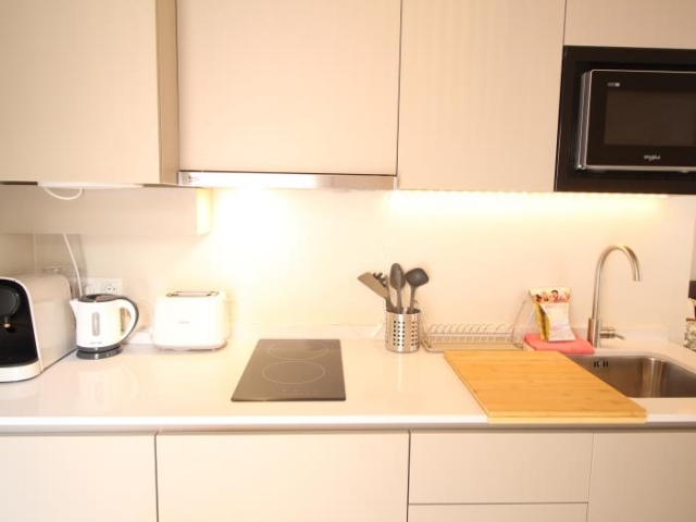 Una cocina moderna equipada