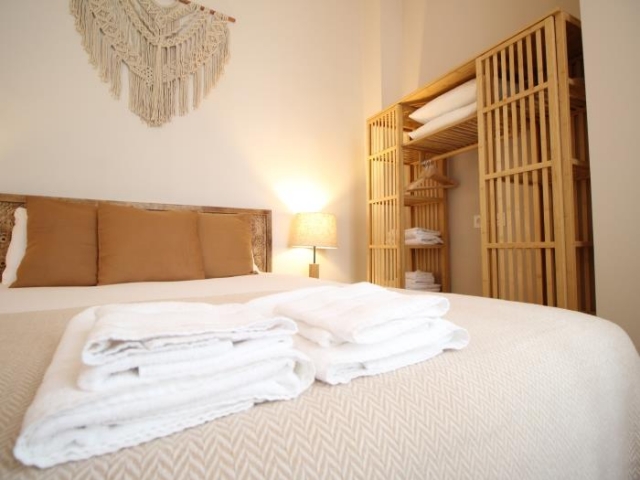 Un armario junto a la cama