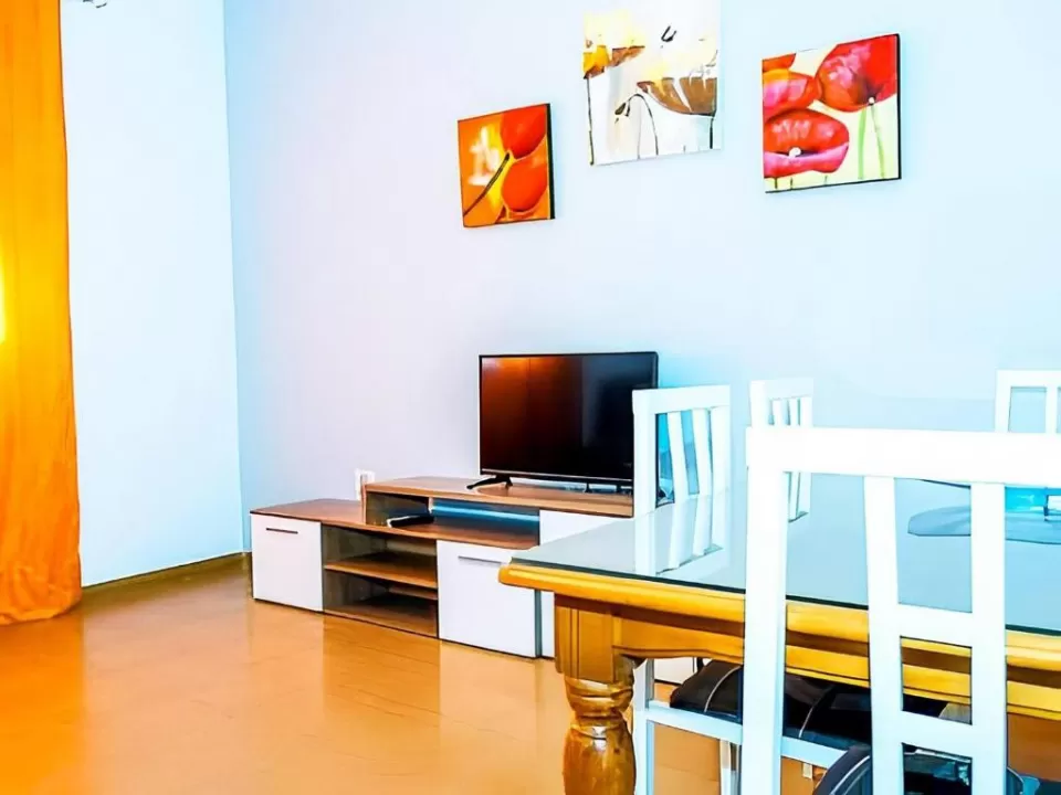 Apartamentos Garaje y AC Solo familias Derecha 1