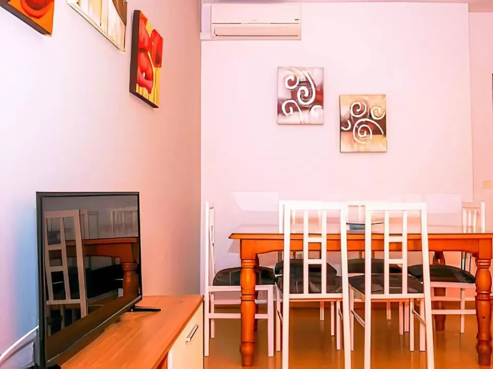 Apartamentos Garaje y AC Solo familias Derecha 2