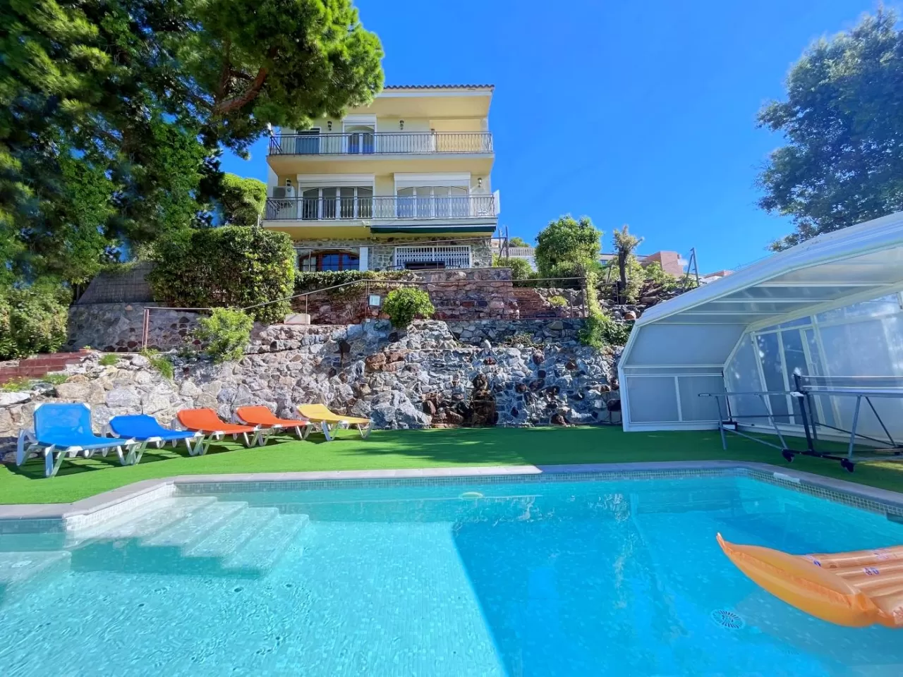 Casa con piscina climatizada y vistas al mar