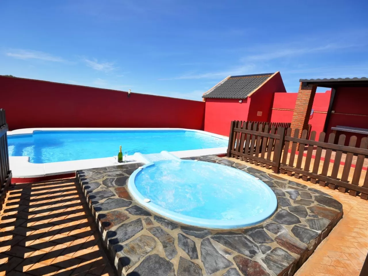 Bungalows con jacuzzi y piscina I