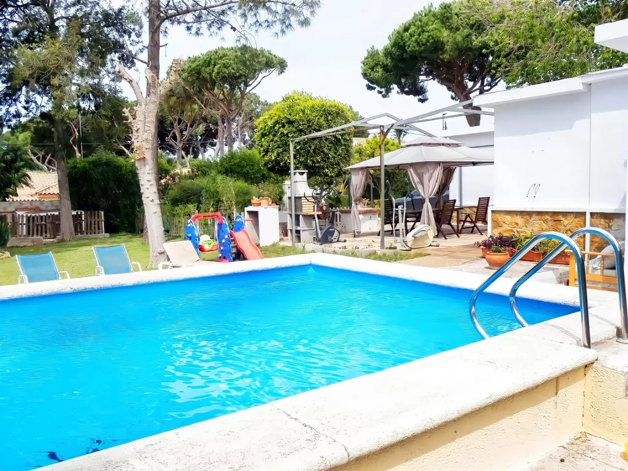 Chalet con piscina privada solo familia y parejas