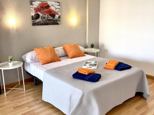 Un dormitorio con cama doble