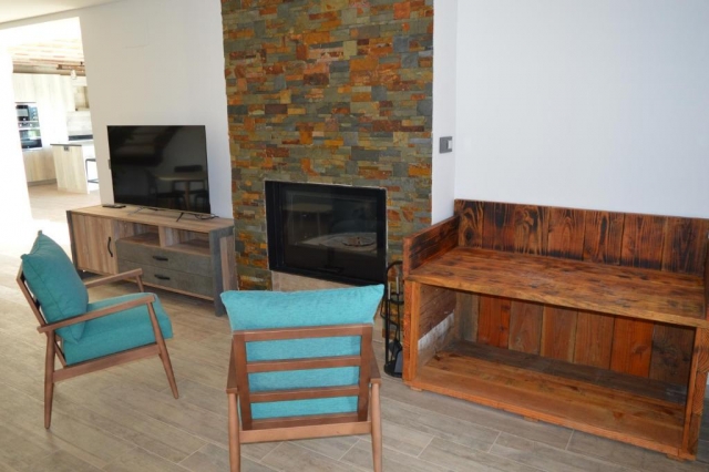 Un salon con chimenea