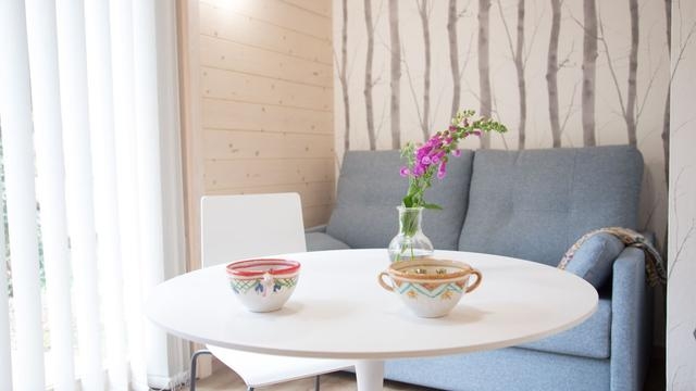 Un interior con comedor