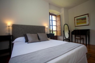 Un dormitorio con cama doble