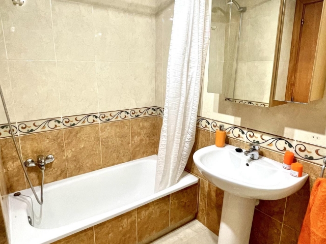 Un cuarto de bano con banera