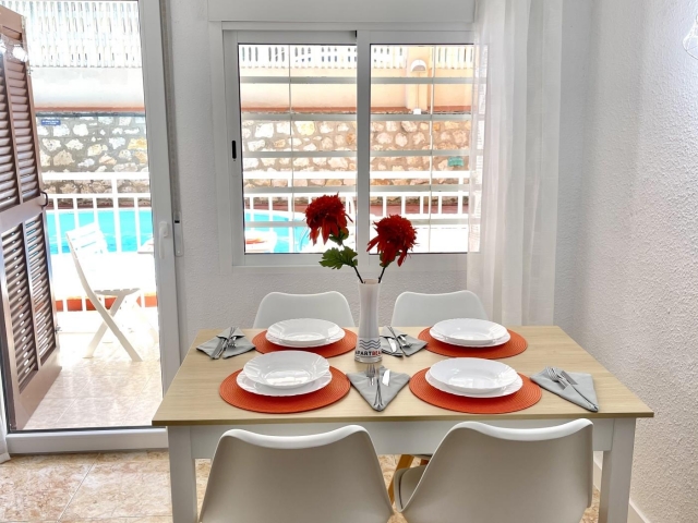 Un comedor con vistas