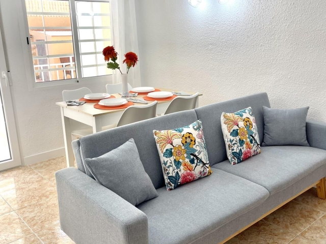 Un salon con sofa- cama