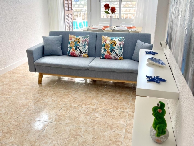 Un salon con sofa- cama