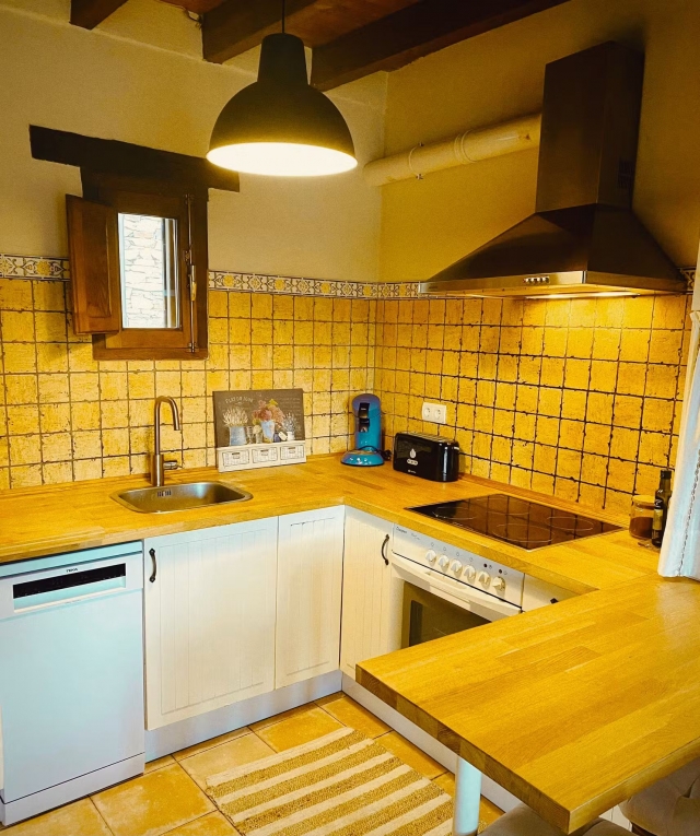 Cocina amplia con vigas