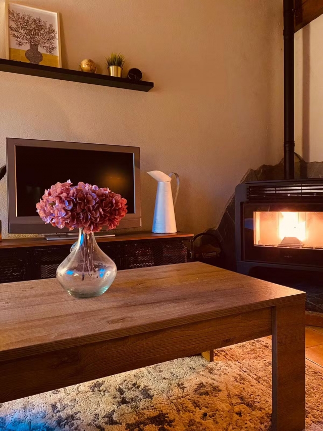 Sala amplia con chimenea