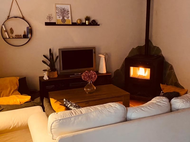 Sala amplia con chimenea 
