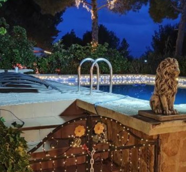 Refugio madera estilo árabe con estatuas, estanque