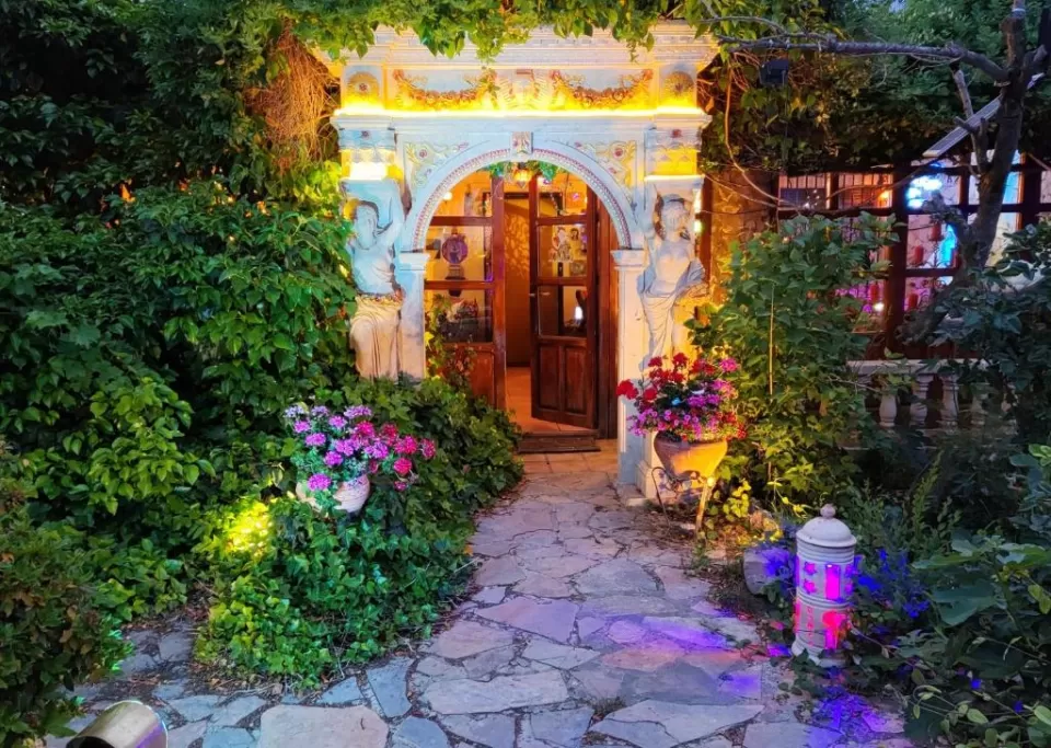 Refugio madera estilo árabe con estatuas, estanque