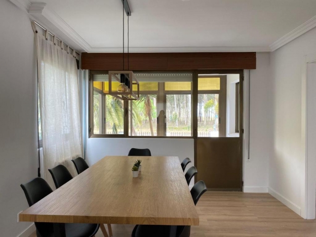 Un comedor con vistas