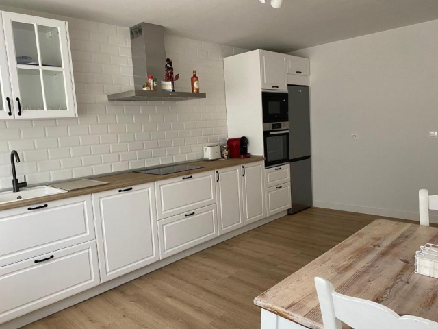 Una cocina con comedor