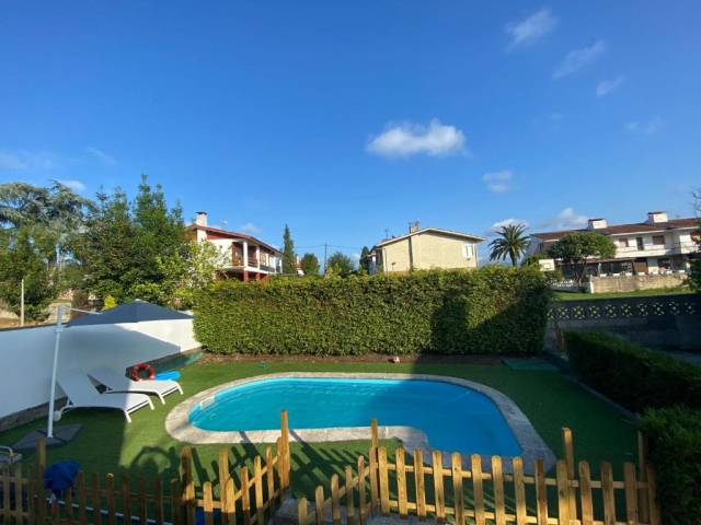 Una piscina con hamacas