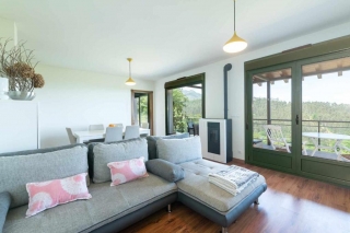 Un salon avec poêle