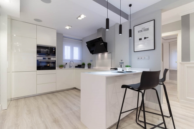 Cocina agradable amplia 