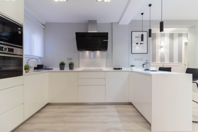Cocina amplia en blanco