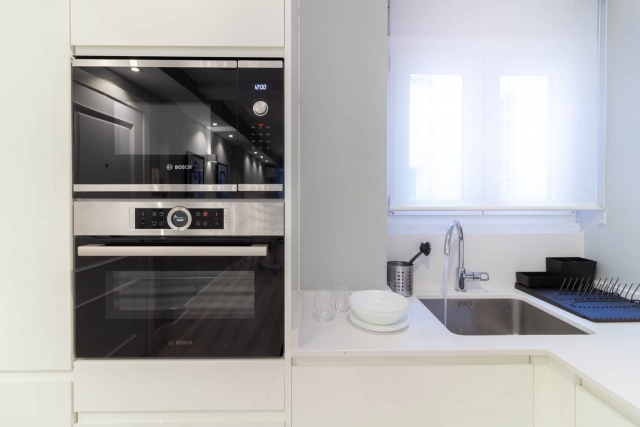 Cocina blanca con ventana