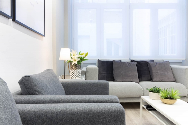 Sala amplia con sillones